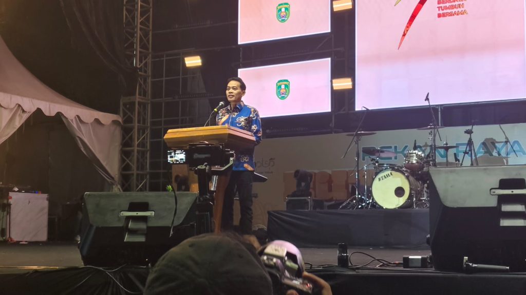 Asisten I Bidang Pemerintahan dan Kesejahteraan Rakyat Sekretariat Kabupaten Kutim sekaligus Ketua Panitia HUT ke-27 Kutim, Trisno saat memberikan sambutan pembukaan expo di Lapangan Helipad Alun-alun Bukit Pelangi, Sangatta Utara, Senin (12/10/2026) malam.