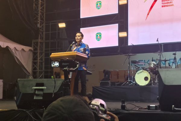 Asisten I Bidang Pemerintahan dan Kesejahteraan Rakyat Sekretariat Kabupaten Kutim sekaligus Ketua Panitia HUT ke-27 Kutim, Trisno saat memberikan sambutan pembukaan expo di Lapangan Helipad Alun-alun Bukit Pelangi, Sangatta Utara, Senin (12/10/2026) malam.