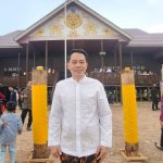 Plt Kepala Dinas Pemberdayaan Masyarakat dan Desa (DPMDes) Kutim seusai menghadiri pembukaan Erau Adat Pelas Benua di Rumah Adat Kutai, Minggu (11/10/2026). (wnews.co.id)