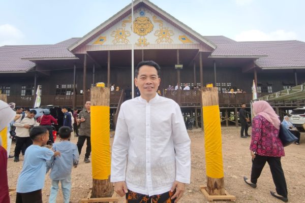 Plt Kepala Dinas Pemberdayaan Masyarakat dan Desa (DPMDes) Kutim seusai menghadiri pembukaan Erau Adat Pelas Benua di Rumah Adat Kutai, Minggu (11/10/2026). (wnews.co.id)