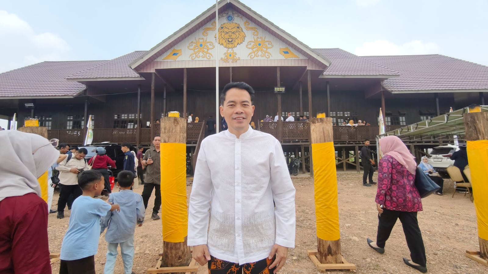 Plt Kepala Dinas Pemberdayaan Masyarakat dan Desa (DPMDes) Kutim seusai menghadiri pembukaan Erau Adat Pelas Benua di Rumah Adat Kutai, Minggu (11/10/2026). (wnews.co.id)