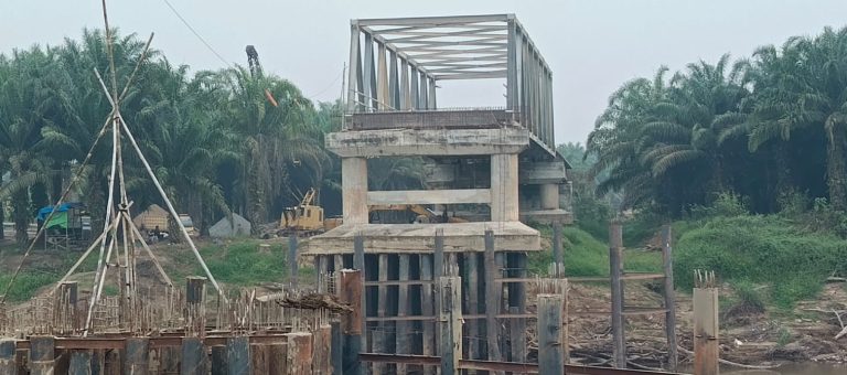 Pembangunan jembatan penghubung Desa Long Melah dan Desa Marah Haloq kec. Telen