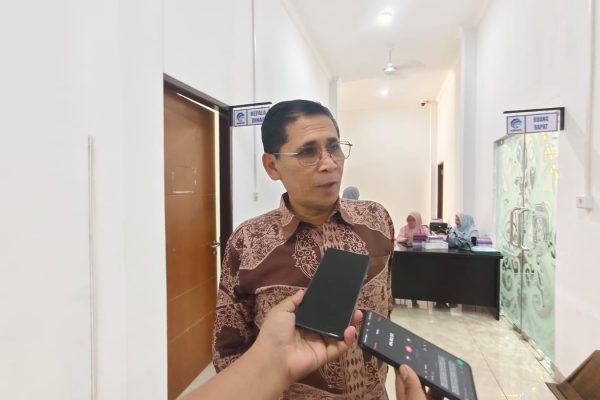 Idham Chalid, yang disebut sebagai Kepala Dinas Pengendalian Penduduk dan Keluarga Berencana sekaligus Asisten Administrasi Umum Sekretariat Kabupaten Kutai Timur,