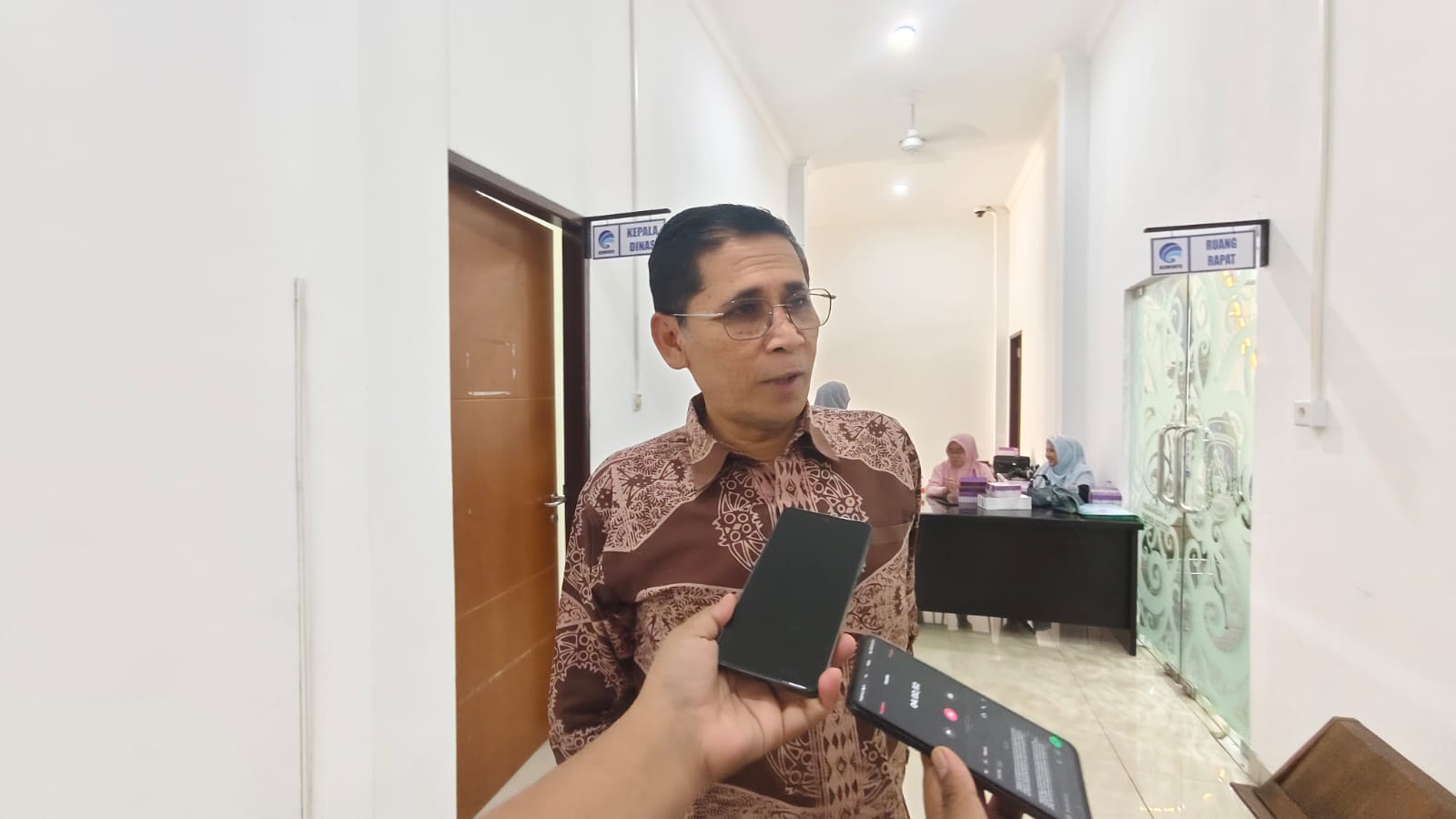 Idham Chalid, yang disebut sebagai Kepala Dinas Pengendalian Penduduk dan Keluarga Berencana sekaligus Asisten Administrasi Umum Sekretariat Kabupaten Kutai Timur,
