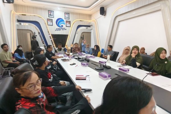 Sosialisasi Satuan Pendidikan Anak sebagai bagian dari penguatan implementasi Program Sekolah Ramah Anak (SRA). Kegiatan dilaksanakan melalui pertemuan langsung di Ruang Rapat Diskominfo Staper Kutim serta secara daring melalui Zoom Meeting dan siaran langsung Diskominfo Staper Kutim, Jumat (11/9/2026) kemaren
