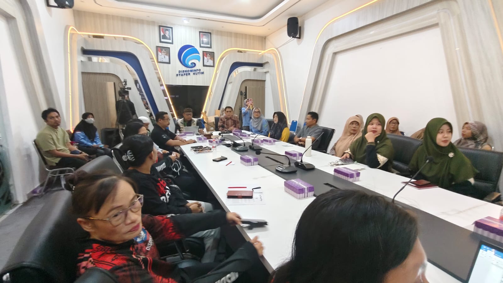 Sosialisasi Satuan Pendidikan Anak sebagai bagian dari penguatan implementasi Program Sekolah Ramah Anak (SRA). Kegiatan dilaksanakan melalui pertemuan langsung di Ruang Rapat Diskominfo Staper Kutim serta secara daring melalui Zoom Meeting dan siaran langsung Diskominfo Staper Kutim, Jumat (11/9/2026) kemaren