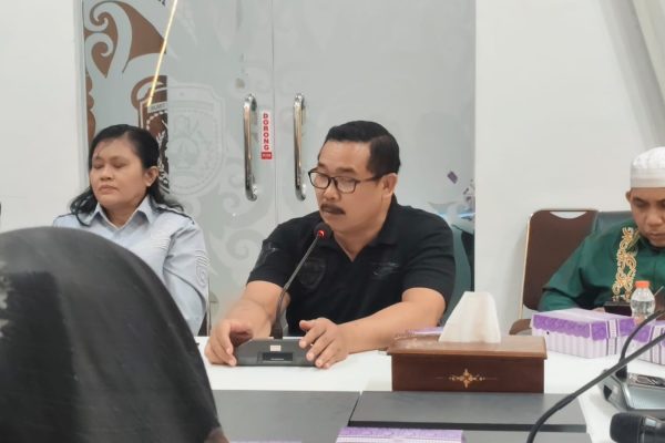 Kabid Pembinaan PAUD dan PNF Dinas Pendidikan dan Kebudayaan Kabupaten Kutai Timur, Heri Purwanto, S.Pd.AUD., M.Pd, saat menghadiri Sosialisasi Satuan Pendidikan Anak sebagai bagian dari penguatan implementasi Program Sekolah Ramah Anak (SRA) di Ruang Rapat Diskominfo Staper Kutim serta secara daring melalui Zoom Meeting dan siaran langsung Diskominfo Staper Kutim, Jumat (11/9/2026)