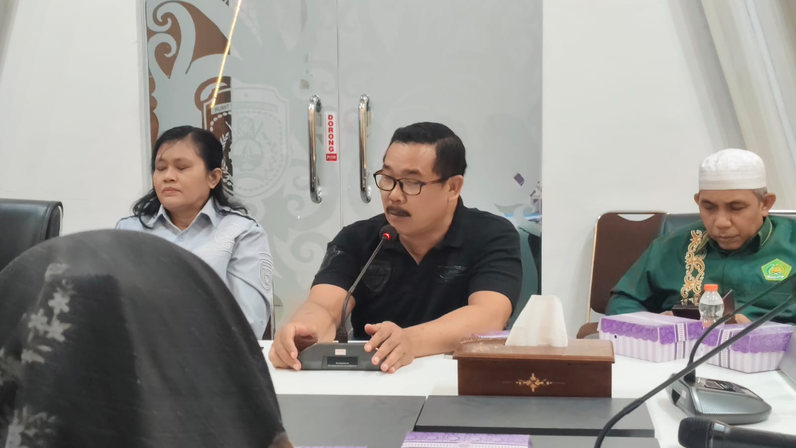 Kabid Pembinaan PAUD dan PNF Dinas Pendidikan dan Kebudayaan Kabupaten Kutai Timur, Heri Purwanto, S.Pd.AUD., M.Pd, saat menghadiri Sosialisasi Satuan Pendidikan Anak sebagai bagian dari penguatan implementasi Program Sekolah Ramah Anak (SRA) di Ruang Rapat Diskominfo Staper Kutim serta secara daring melalui Zoom Meeting dan siaran langsung Diskominfo Staper Kutim, Jumat (11/9/2026)