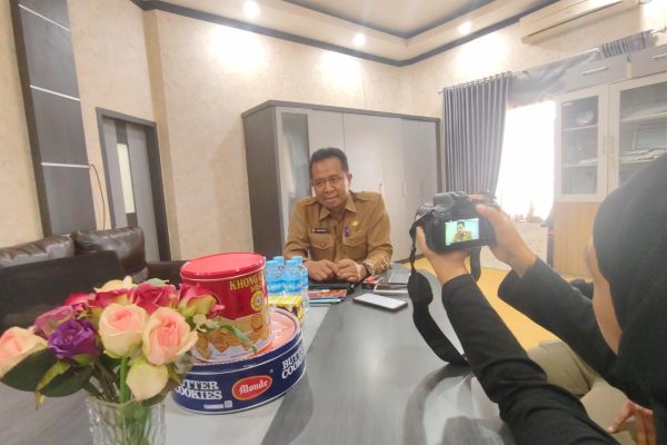 Kepala Disdikbud Kutim, Mulyono saat diwawancarai di ruang kerjanya, Senin (14/9/2026). (wnews.co.id)