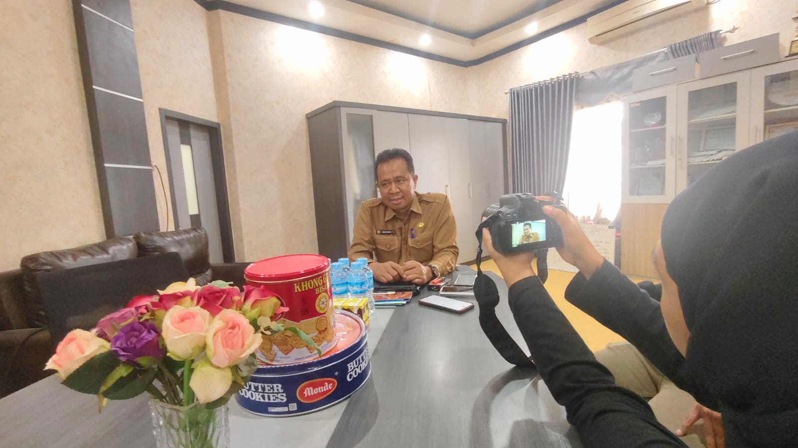 Kepala Disdikbud Kutim, Mulyono saat diwawancarai di ruang kerjanya, Senin (14/9/2026). (wnews.co.id)