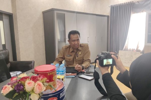 Kepala Disdikbud Kutim, Mulyono saat diwawancarai di ruang kerjanya, Senin (14/9/2026).