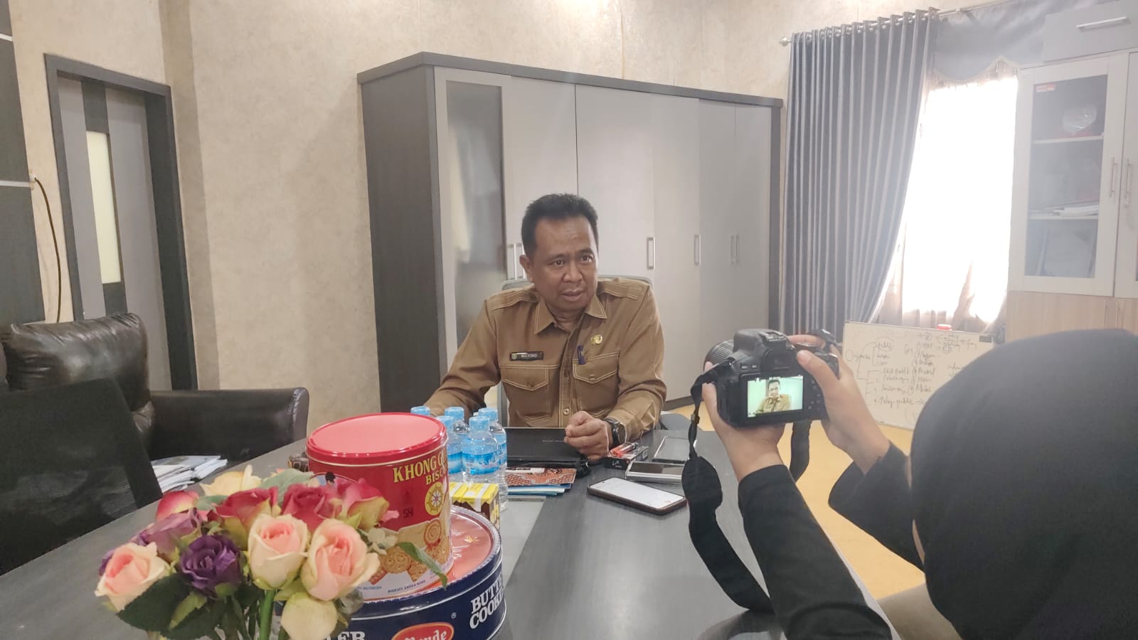 Kepala Disdikbud Kutim, Mulyono saat diwawancarai di ruang kerjanya, Senin (14/9/2026).