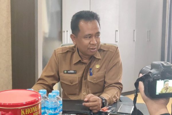 Kepala Disdikbud Kutim, Mulyono saat diwawancarai di ruang kerjanya, Senin (14/9/2026).