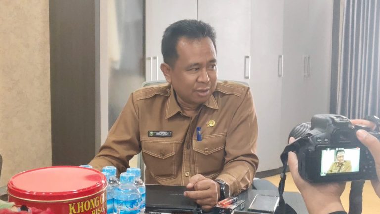 Kepala Disdikbud Kutim, Mulyono saat diwawancarai di ruang kerjanya, Senin (14/9/2026).