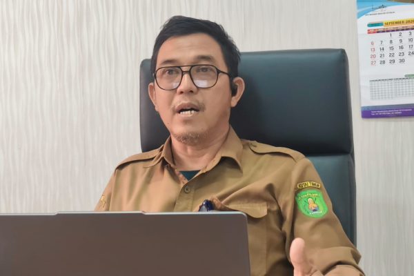 Kepala Bidang Penataan Desa DPMD Kutim, Padliansyah saat diwawancarai di Ruang Kerjanya (dok. Wnews.co.id)