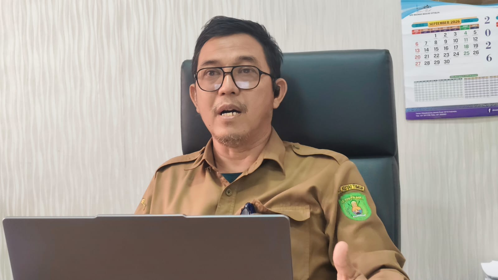 Kepala Bidang Penataan Desa DPMD Kutim, Padliansyah saat diwawancarai di Ruang Kerjanya (dok. Wnews.co.id)