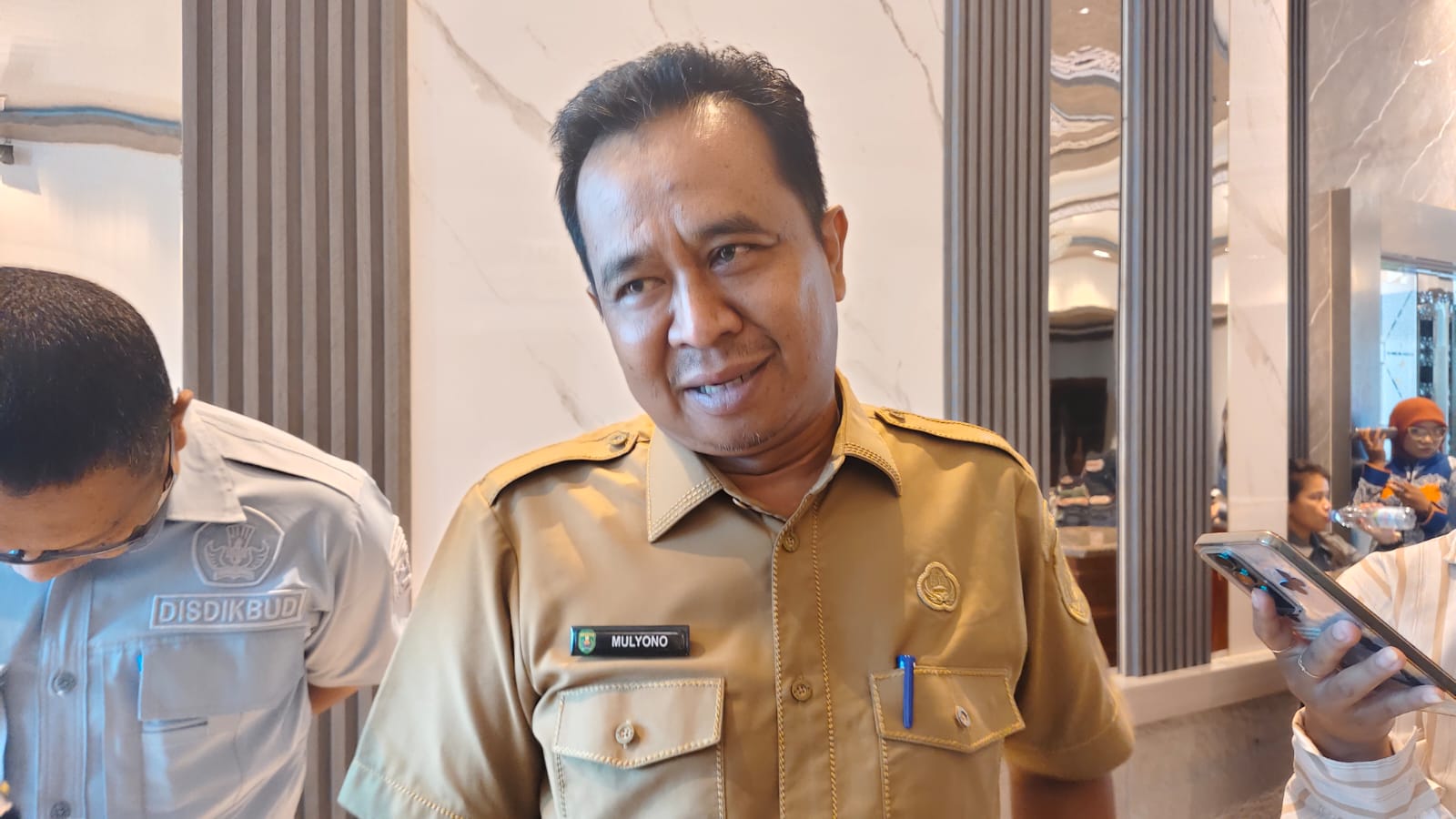 Kepala Disdikbud Kutim, Mulyono saat diwawancarai di GSG Bukit Pelangi, Selasa (22/9/2026)