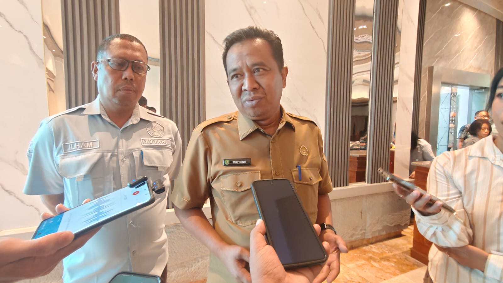 Kepala Disdikbud Kutim, Mulyono saat diwawancarai di GSG Bukit Pelangi, Selasa (22/9/2026)