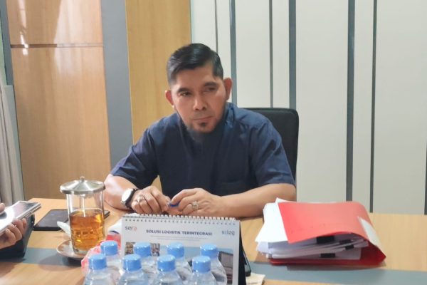 Kepala Distransnaker Kutim, Sulisman saat diwawancara pada Jumat (25/9/2026)