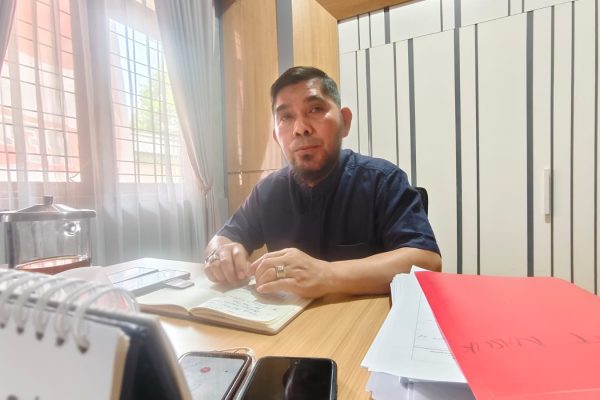 Kepala Distransnaker Kutim, Sulisman saat diwawancara pada Jumat (25/9/2026)