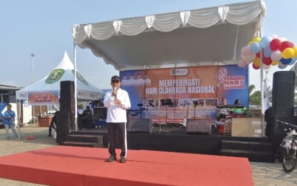 Bupati Kutim, Ardiansyah Sulaiman saat memberikan sambutan peringatan Hari Olahraga Nasional (Haornas) 2026 di kawasan Stadion Utama Kudungga, Jalan Soekarno-Hatta, Sangatta, Jumat (2/10/2026). (dok. Wnews.co.id)