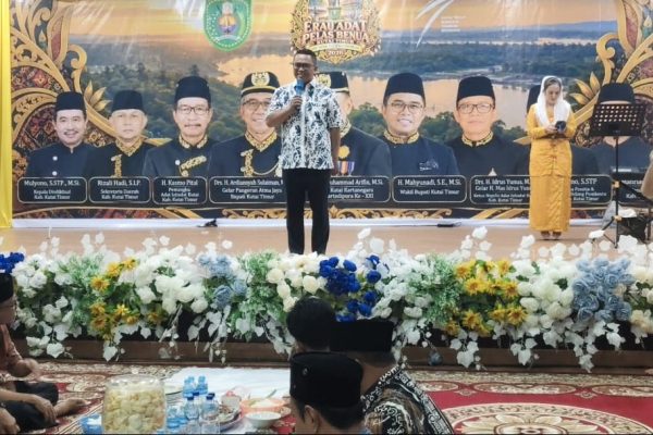 Wakil Bupati Kutim Mahyunadi saat malam syukuran dan ramah tamah di Rumah Pore Adat Kutai, Selasa (13/10/2026) (dok. Wnews.co.id)