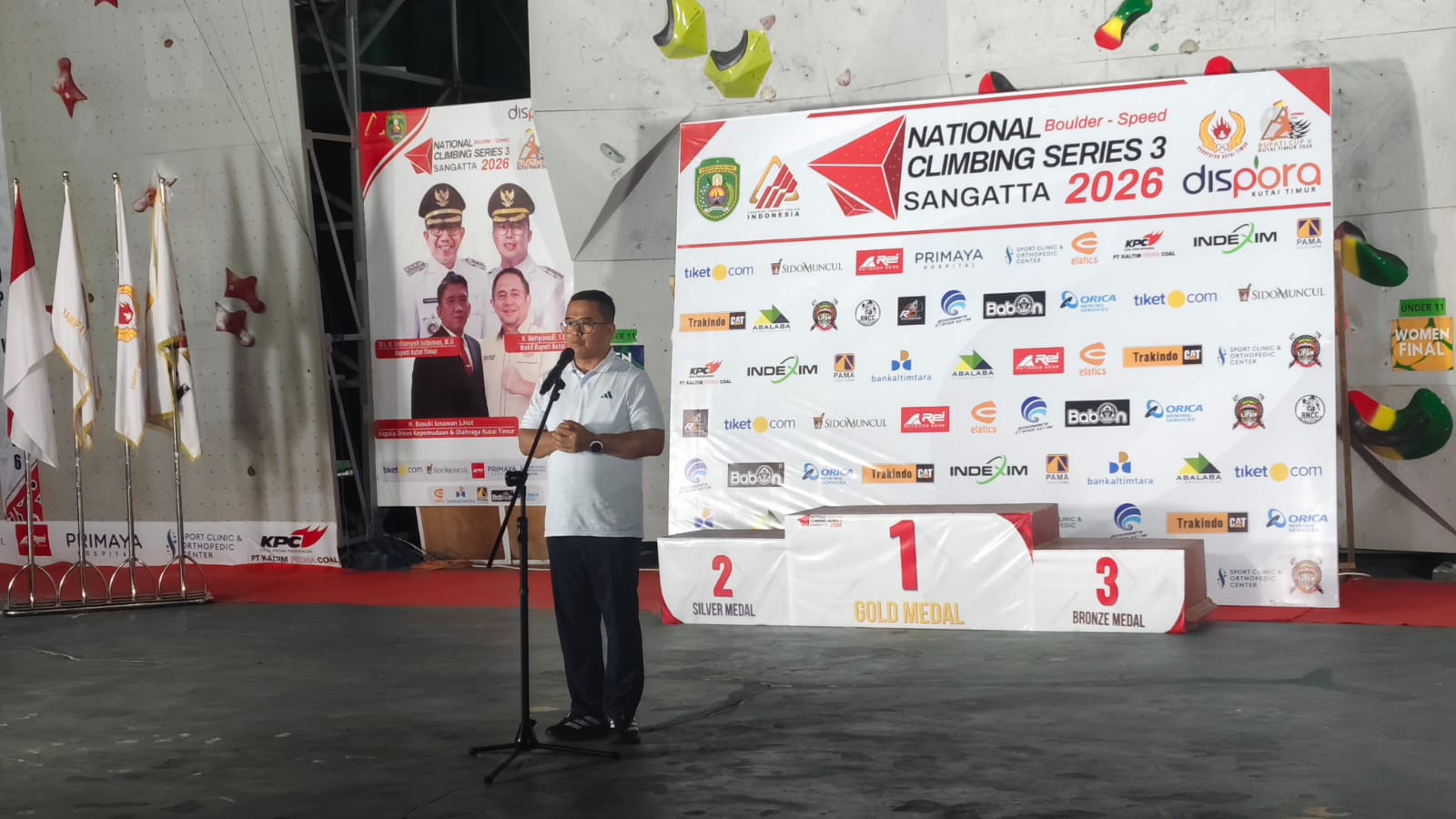 Wakil Bupati Kutai Timur (Kutim) Mahyunadi saat menutup National Climbing Series 3 Bupati Cup 5 Tahun 2026 di Bukit Pelangi World Climbing Center, Sangatta, Rabu (14/10/2026).