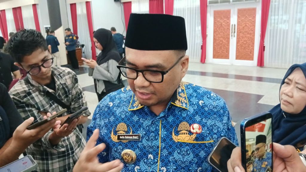 Teks foto: Bupati Kutai Kartanegara Aulia Rahman Basri menyampaikan perkembangan pelunasan pinjaman daerah kepada Bankaltimtara.