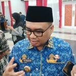 Teks foto: Bupati Kutai Kartanegara Aulia Rahman Basri menyampaikan perkembangan pelunasan pinjaman daerah kepada Bankaltimtara.