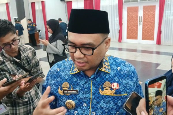 Teks foto: Bupati Kutai Kartanegara Aulia Rahman Basri menyampaikan perkembangan pelunasan pinjaman daerah kepada Bankaltimtara.