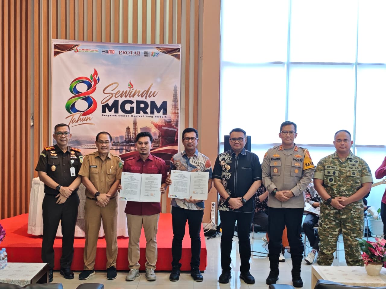 Bupati Kutai Kartanegara (Kukar), Aulia Rahman Basri saat menghadiri syukuran Hari Ulang Tahun (HUT) ke-8 PT MGRM yang berlangsung di Kantor Graha MGRM, Kecamatan Tenggarong, Senin (26/10/2026)