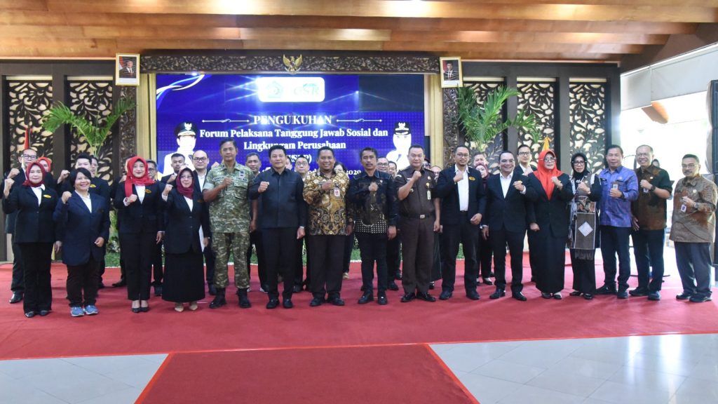 Bupati Subandi mengukuhkan Forum Pelaksana TJSLP Kabupaten Sidoartjo periode 2026–2029 di Pendopo Delta Wibawa, Kamis (29/10/2026),(FT/Ldy)