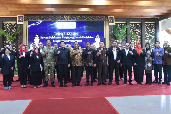 Bupati Subandi mengukuhkan Forum Pelaksana TJSLP Kabupaten Sidoartjo periode 2026–2029 di Pendopo Delta Wibawa, Kamis (29/10/2026),(FT/Ldy)