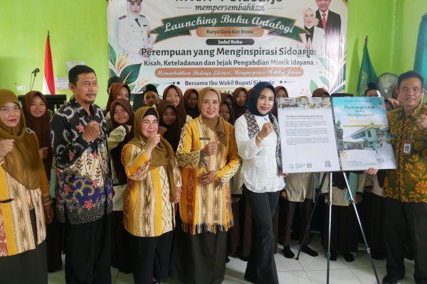 Wakil Bupati Sidoarjo Hj.Mimik Idayana dalam peluncuran buku antologi yang diluncurkan Kamis (29/10/2026),(FT/Ldy)