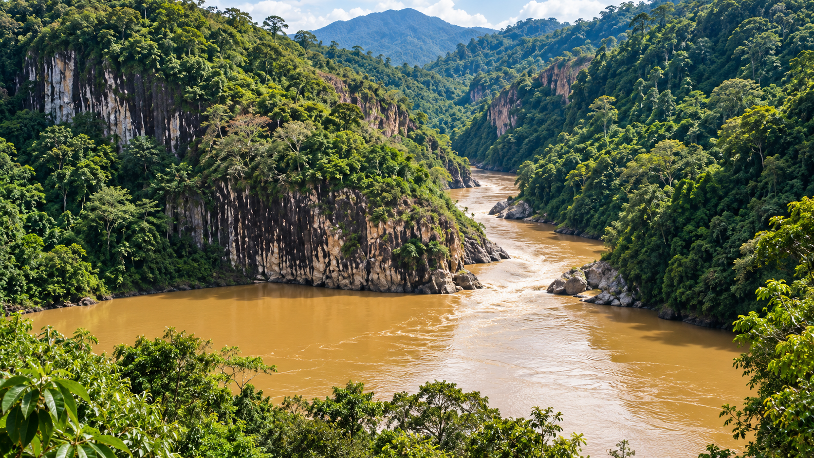 Panorama tebing batu menjulang yang dikelilingi hutan hijau dan aliran sungai di kawasan wisata Batu Dinding, Desa Marah Haloq, Kecamatan Telen, Kabupaten Kutai Timur. (dok.Kecamatan Telen)