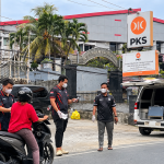 Relawan Gema Keadilan Kalimantan Timur membagikan masker gratis kepada pengendara sepeda motor di depan Kantor DPW PKS Kaltim, Jalan M Yamin, Samarinda, Senin (19/10/2026).