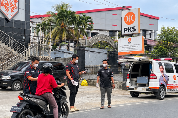 Relawan Gema Keadilan Kalimantan Timur membagikan masker gratis kepada pengendara sepeda motor di depan Kantor DPW PKS Kaltim, Jalan M Yamin, Samarinda, Senin (19/10/2026).