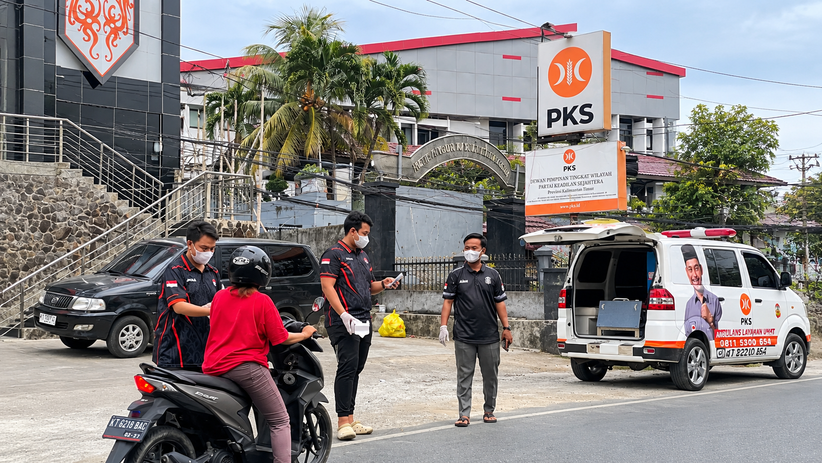 Relawan Gema Keadilan Kalimantan Timur membagikan masker gratis kepada pengendara sepeda motor di depan Kantor DPW PKS Kaltim, Jalan M Yamin, Samarinda, Senin (19/10/2026).